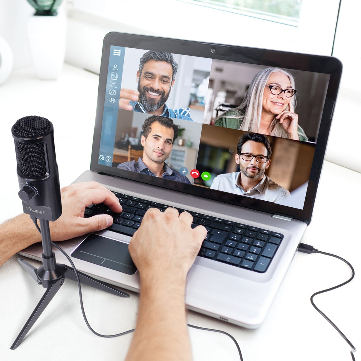 Aluratek AUVM01F microphone for a computer video call