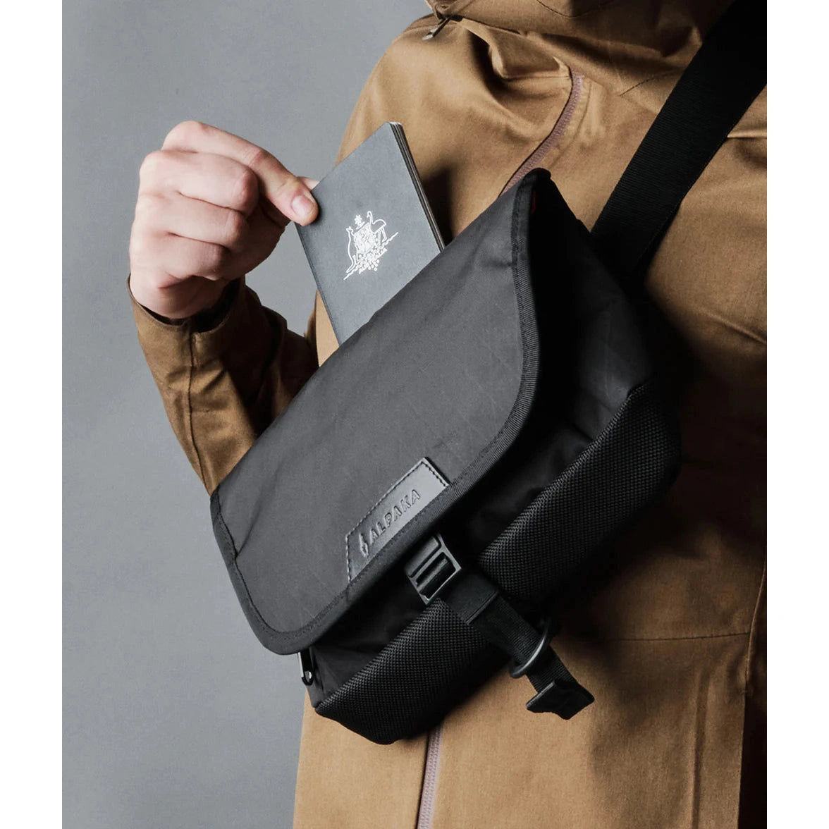 ALPAKA Air Sling V2 - Black Bags