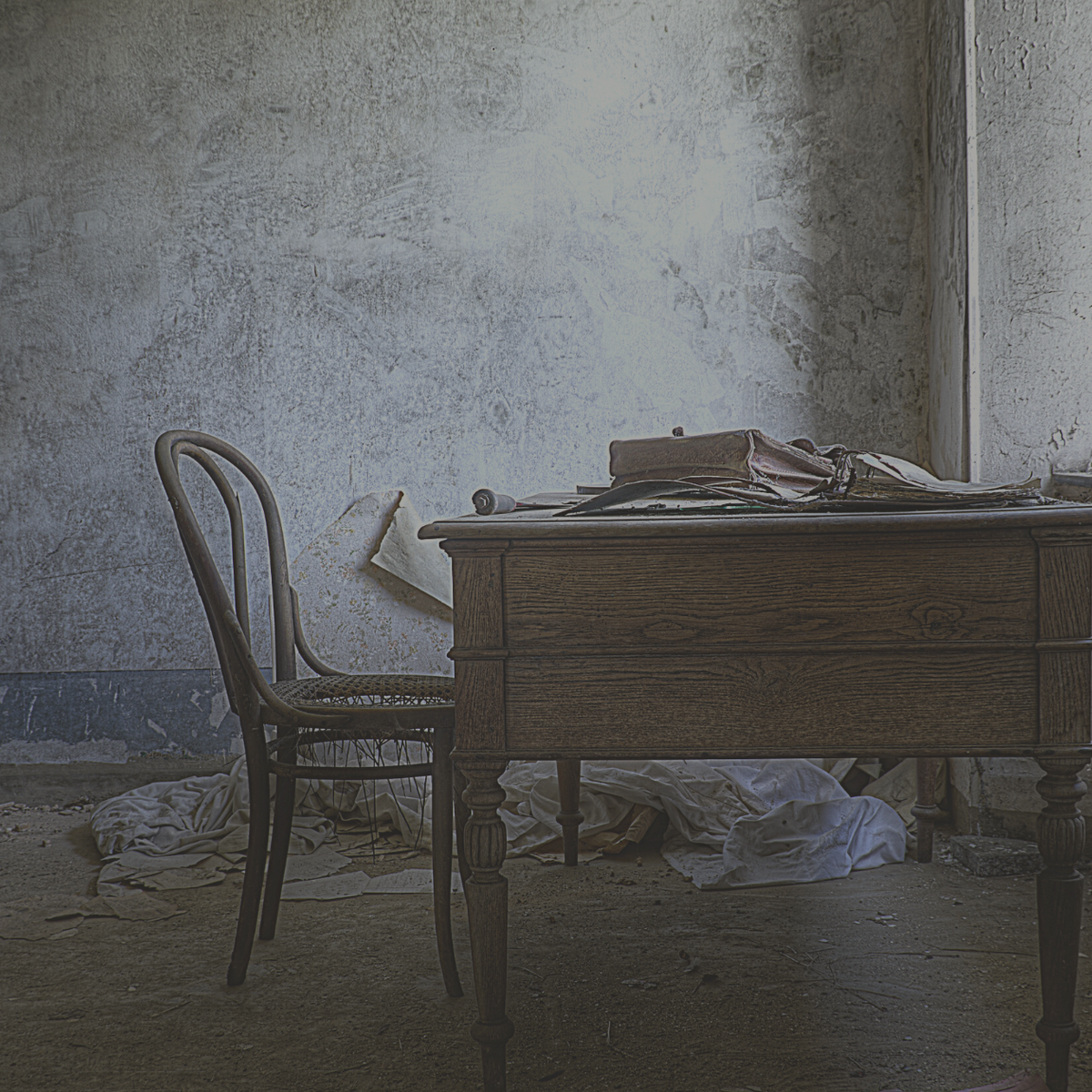 A Journey Through the History of the Desk – Level Up Desks