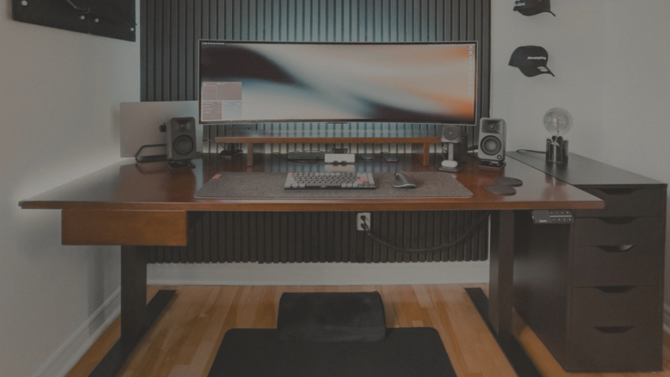 Balancing Work and Play: How to Create a Versatile Home Office and Gaming Space